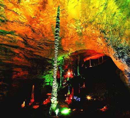 長沙出發(fā)到溶洞奇觀黃龍洞、天門山、玻璃棧道、鳳凰古城九景往返三日游